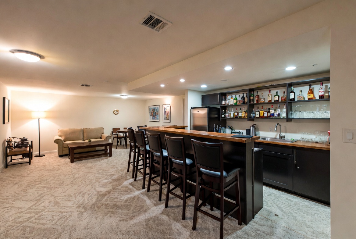 Bar with good zoning & seating