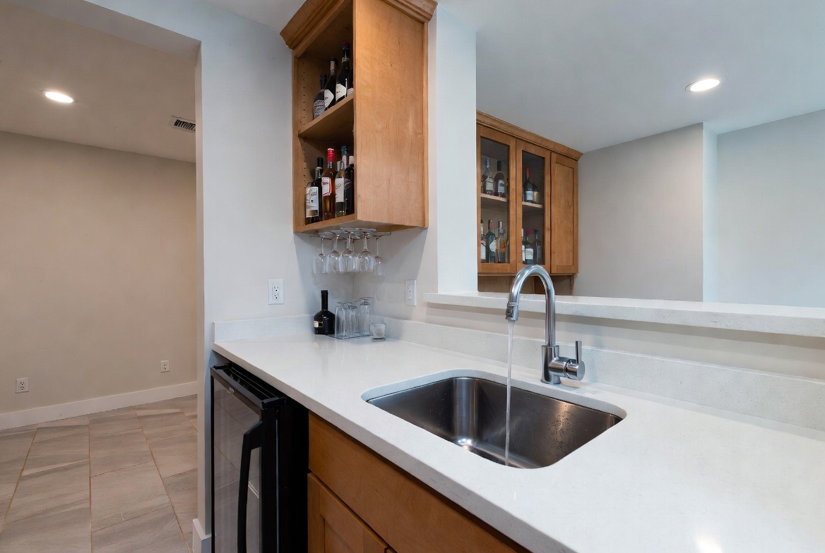 Bar with sink + running water
